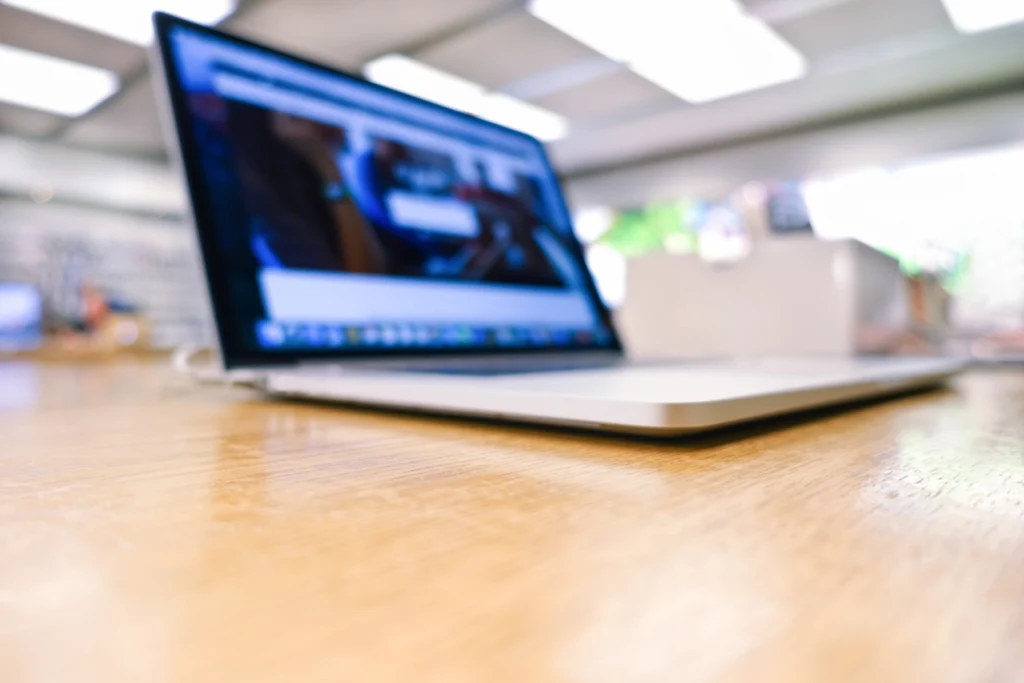 Schnelle Unternehmenswebsite mit modernem Webdesign und optimierter Ladezeit