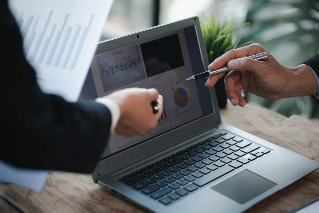 Unternehmen analysiert professionelle Website mit modernem Webdesign