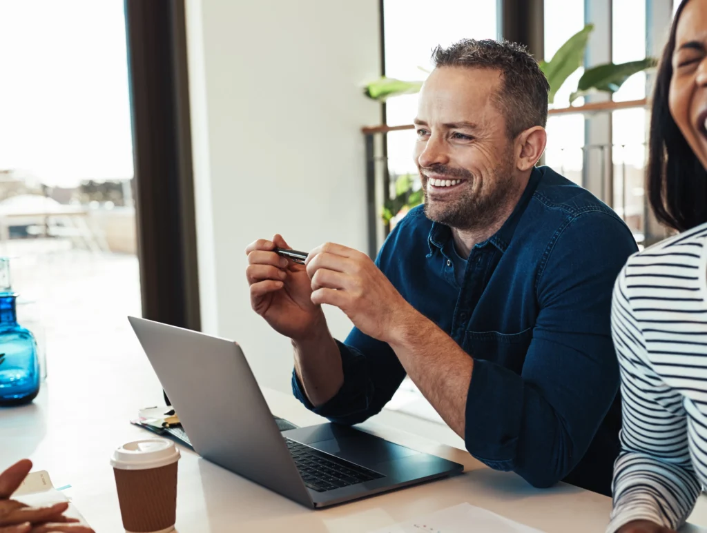 Besucher verlässt eine schlecht optimierte Unternehmenswebsite