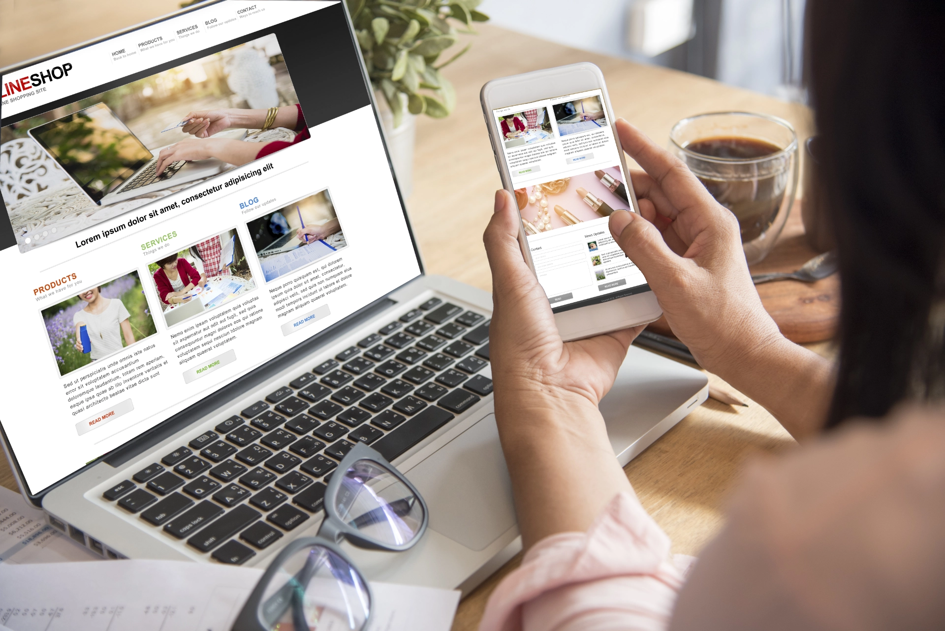Unternehmer erstellt Blogbeiträge für seine Unternehmenswebsite