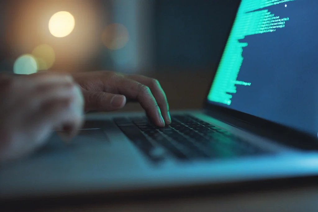 Hacker überprüft die Sicherheit einer Website am Laptop